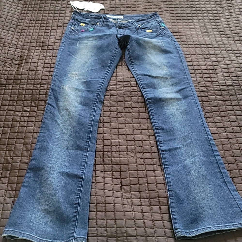 Liuces bootcut jeans.